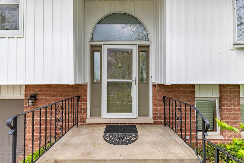 Photo of 701 N Oriole Court, Griffith, IN 46319 (MLS # 838123)