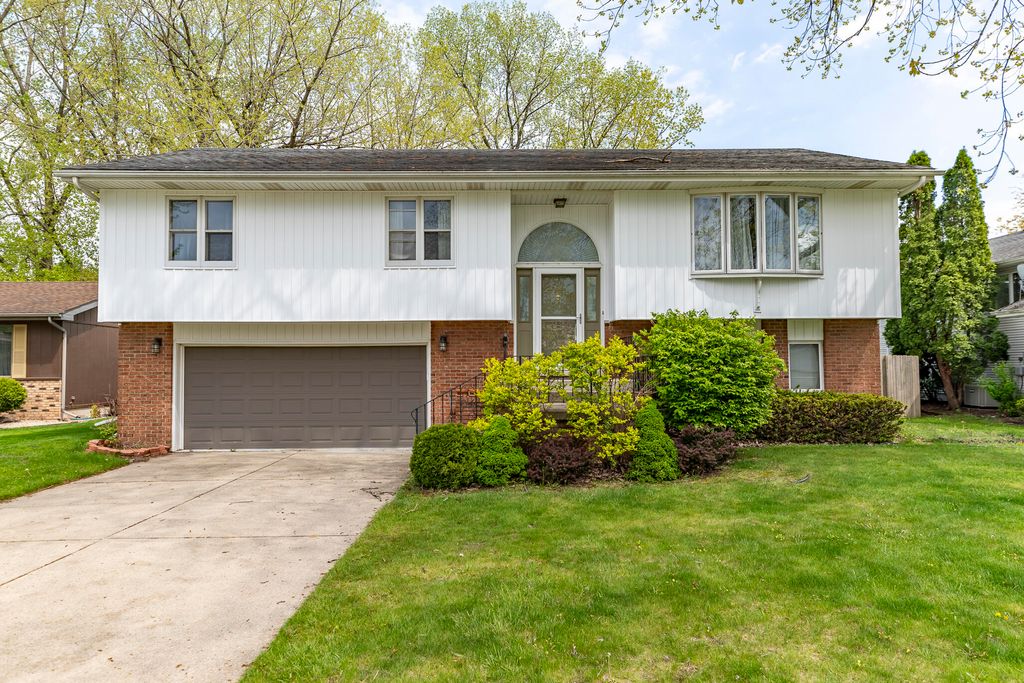 Photo of 701 N Oriole Court, Griffith, IN 46319 (MLS # 838123)