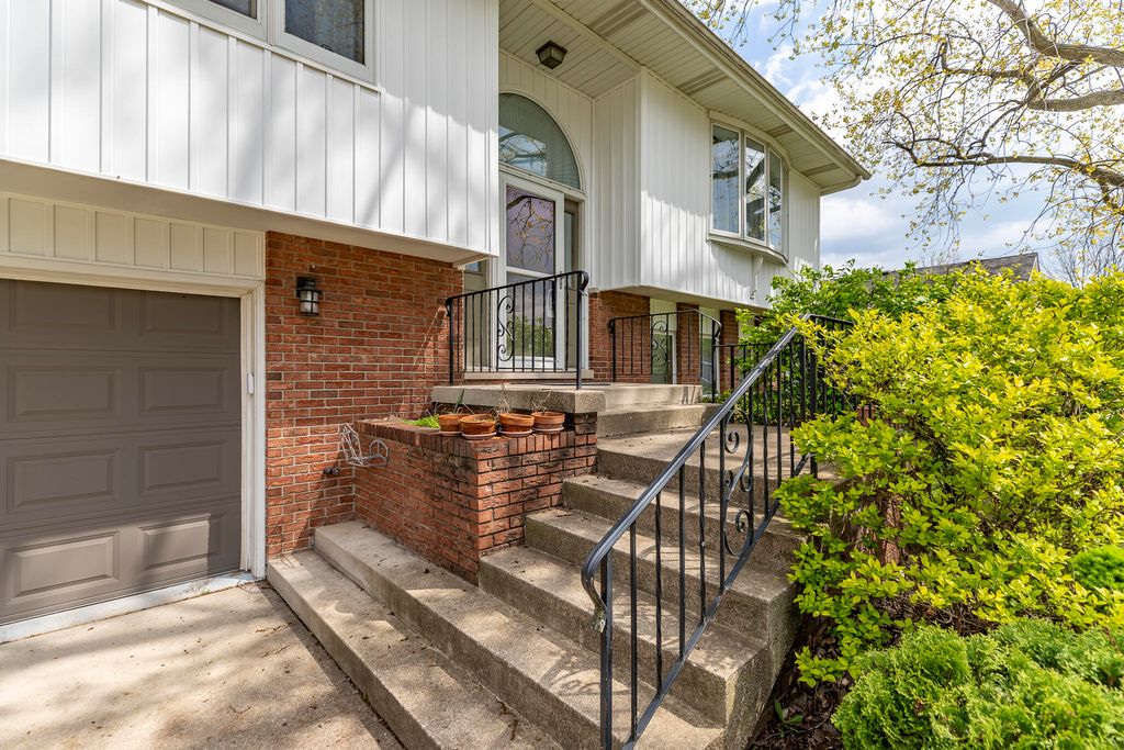Photo of 701 N Oriole Court, Griffith, IN 46319 (MLS # 838123)