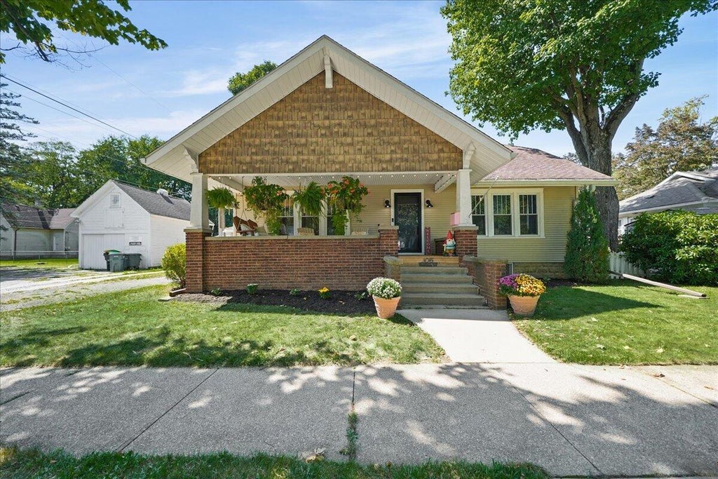 Photo of 105 N Greenwich Street, Valparaiso, IN 46383 (MLS # 844784)