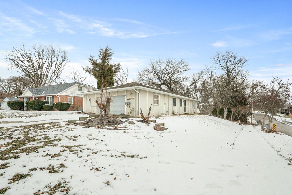 Photo of 202 Beverly Lane, Hobart, IN 46342 (MLS # 833138)