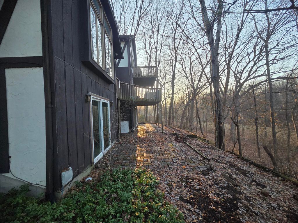 Photo of 401 Shorewood Court, Valparaiso, IN 46385 (MLS # 832547)