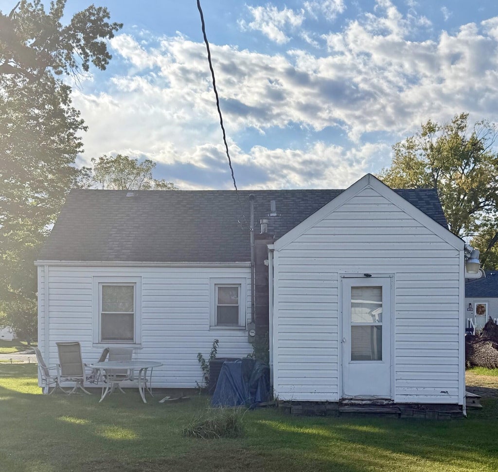 Photo of 121 N Raymond Street, Griffith, IN 46319 (MLS # 846723)