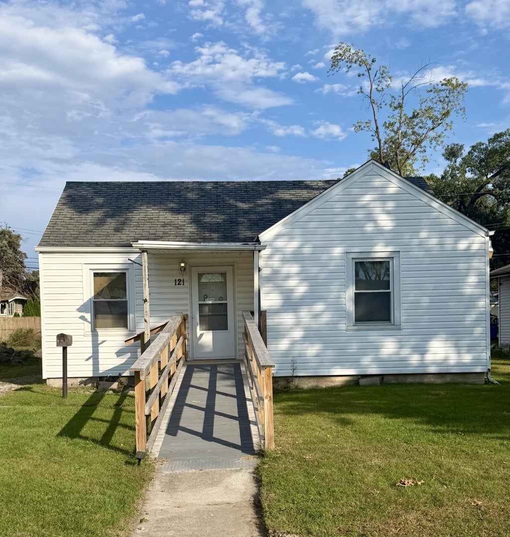 Photo of 121 N Raymond Street, Griffith, IN 46319 (MLS # 846723)