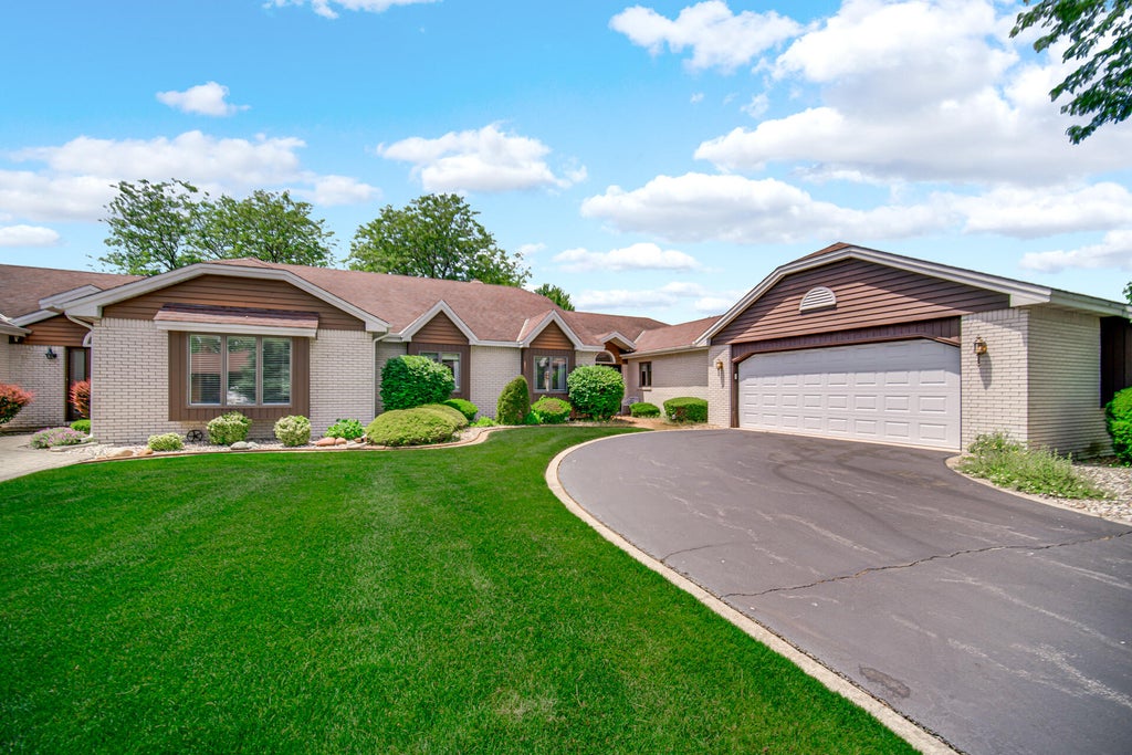 Photo of 32 Gleneagles Drive, Schererville, IN 46375 (MLS # 840291)