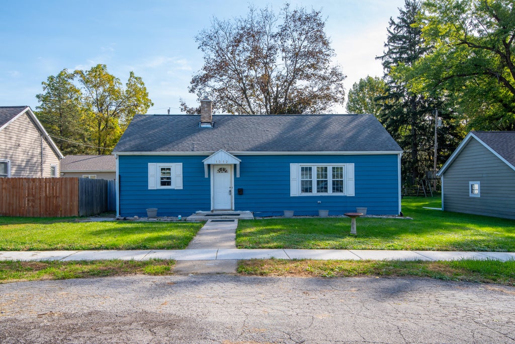 Photo of 1012 Elmhurst Street, Valparaiso, IN 46385 (MLS # 846746)