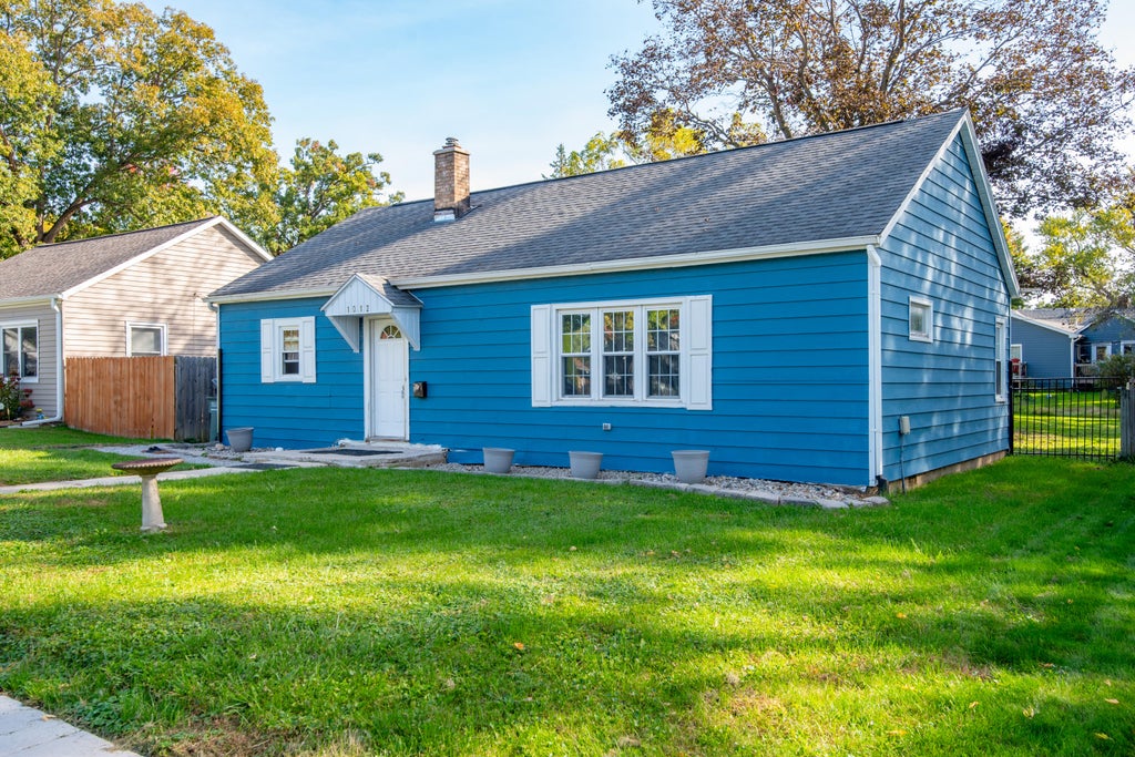 Photo of 1012 Elmhurst Street, Valparaiso, IN 46385 (MLS # 846746)