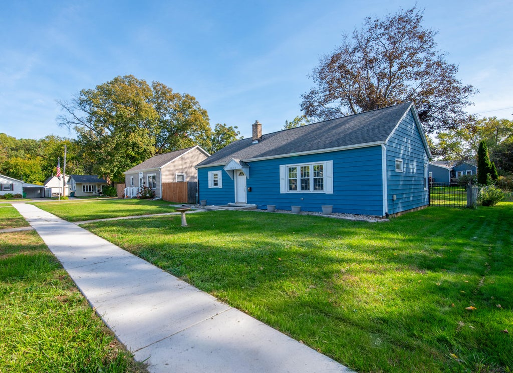 Photo of 1012 Elmhurst Street, Valparaiso, IN 46385 (MLS # 846746)