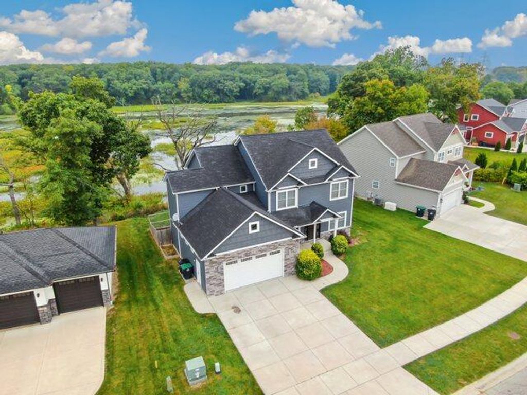 Photo of 1070 Lakeview Drive, Hobart, IN 46342 (MLS # 833592)