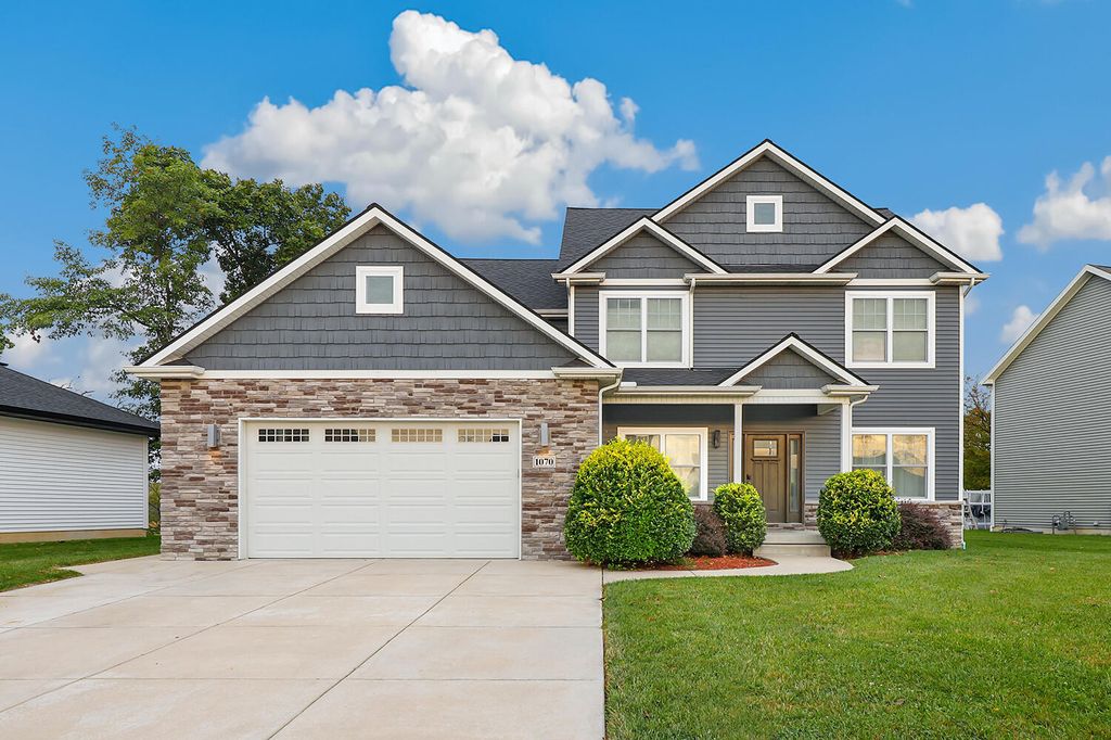 Photo of 1070 Lakeview Drive, Hobart, IN 46342 (MLS # 833592)