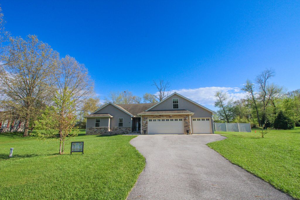 Photo of 2913 Cardinal Drive, Wheatfield, IN 46392 (MLS # 839626)