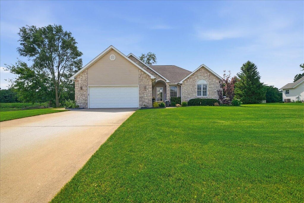 Photo of 518 Golden Rain Court, DeMotte, IN 46310 (MLS # 841008)
