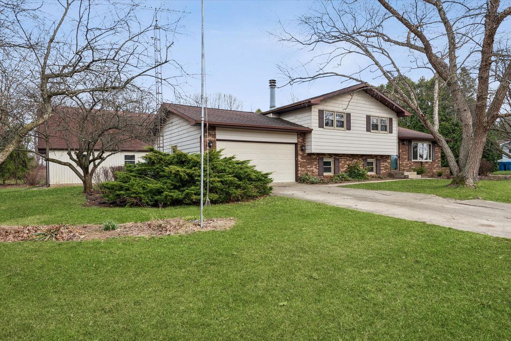 Photo of 411 Northfield Lane, Valparaiso, IN 46383 (MLS # 836486)