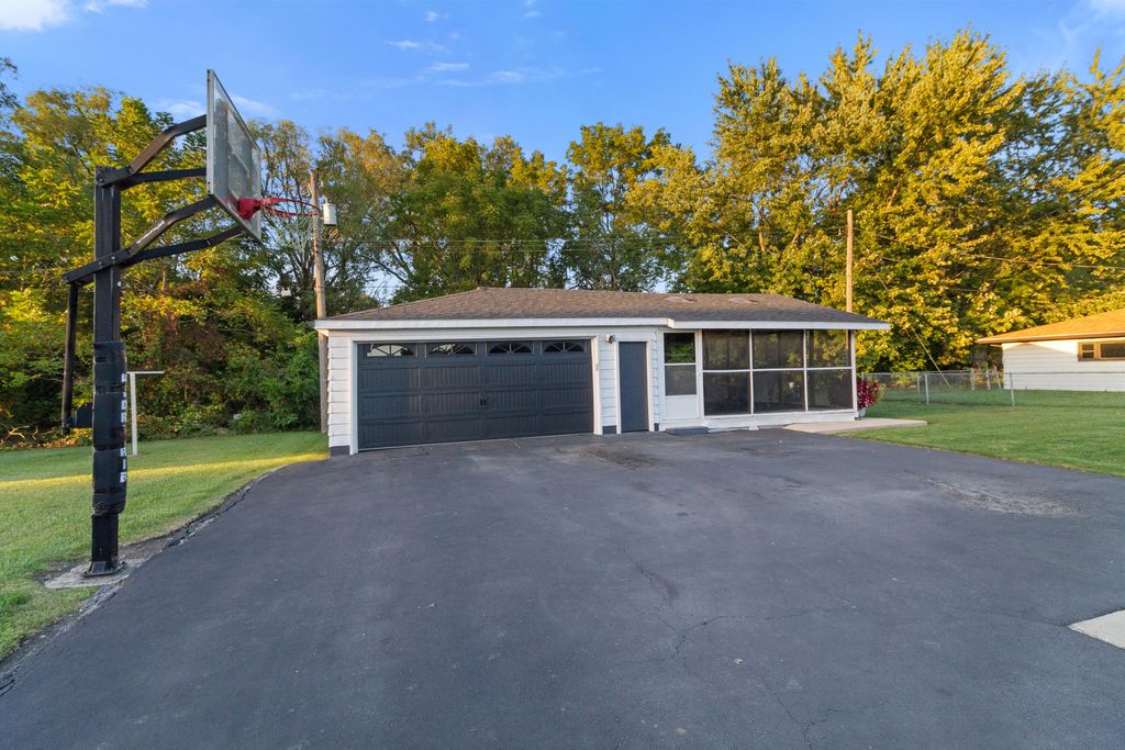 Photo of 410 W 52nd Place, Merrillville, IN 46410 (MLS # 834701)