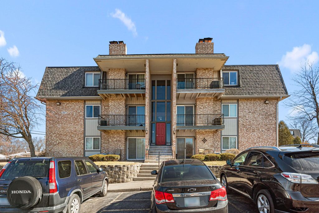 Photo of 245 W Joliet Street #103, Schererville, IN 46375 (MLS # 834088)