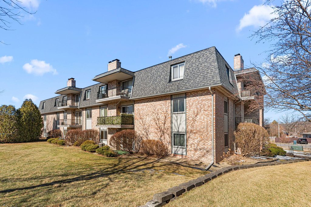 Photo of 245 W Joliet Street #103, Schererville, IN 46375 (MLS # 834088)