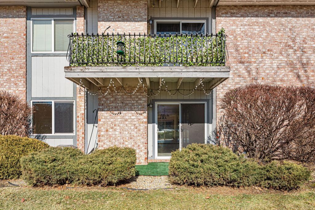 Photo of 245 W Joliet Street #103, Schererville, IN 46375 (MLS # 834088)