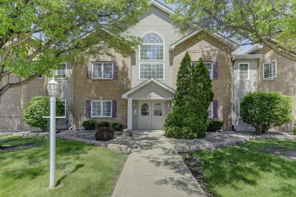 Photo of 2515 Longwood Drive #102, Highland, IN 46322 (MLS # 838492)