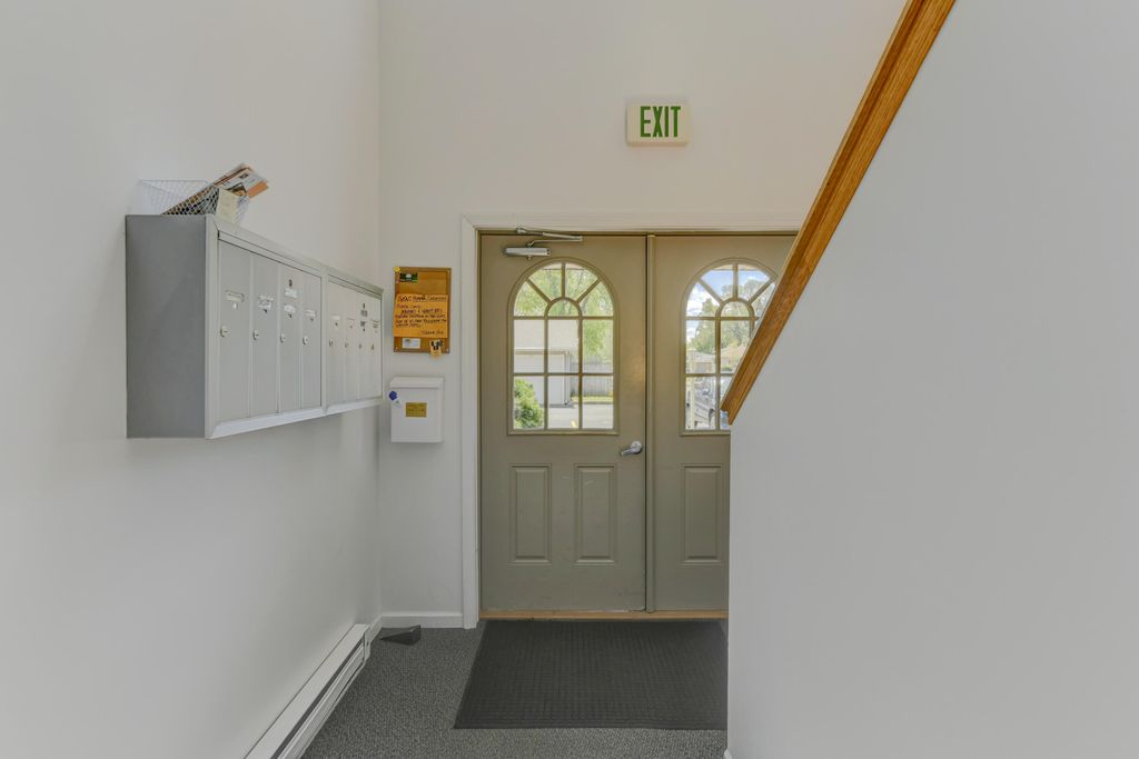 Photo of 2515 Longwood Drive #102, Highland, IN 46322 (MLS # 838492)