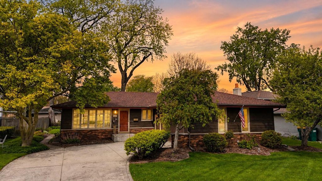 Photo of 8210 Tapper Avenue, Munster, IN 46321 (MLS # 838405)