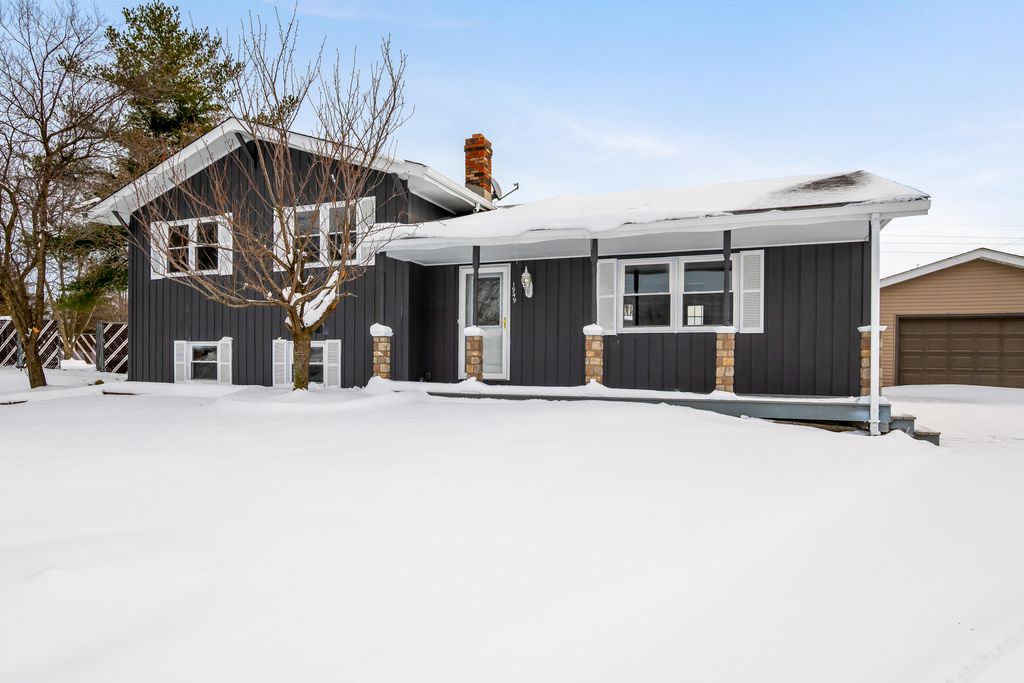 Photo of 1949 Terri Lane, Schererville, IN 46375 (MLS # 831511)