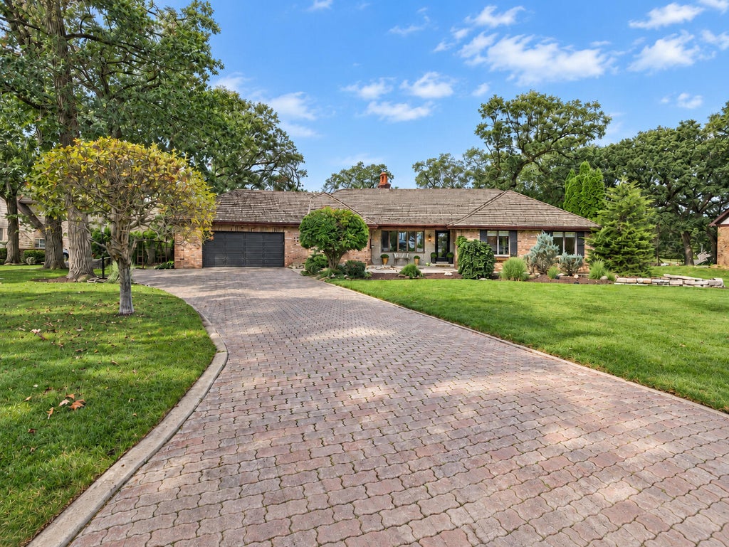 Photo of 9894 W Oakridge Drive, Saint John, IN 46373 (MLS # 845049)