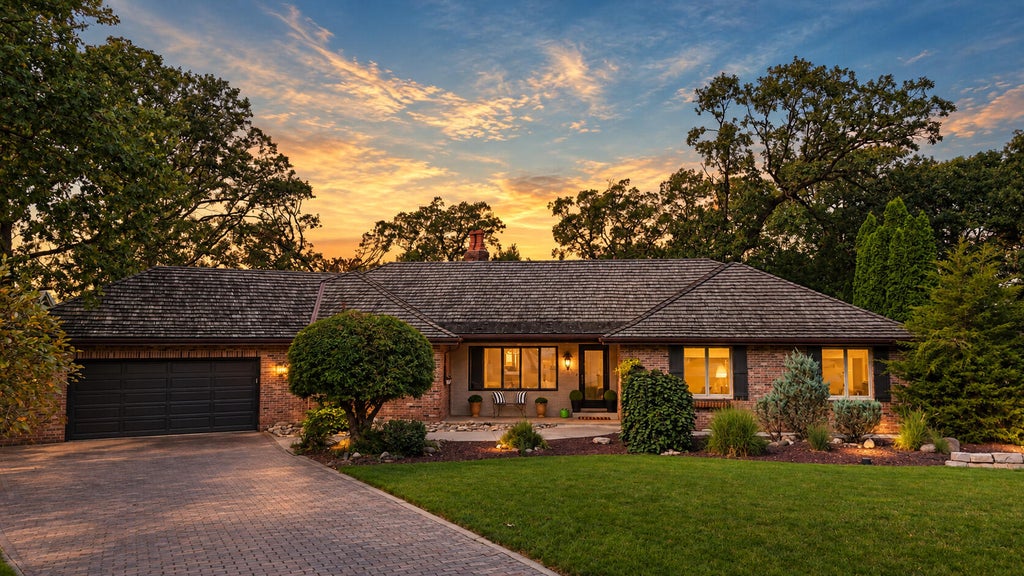 Photo of 9894 W Oakridge Drive, Saint John, IN 46373 (MLS # 845049)