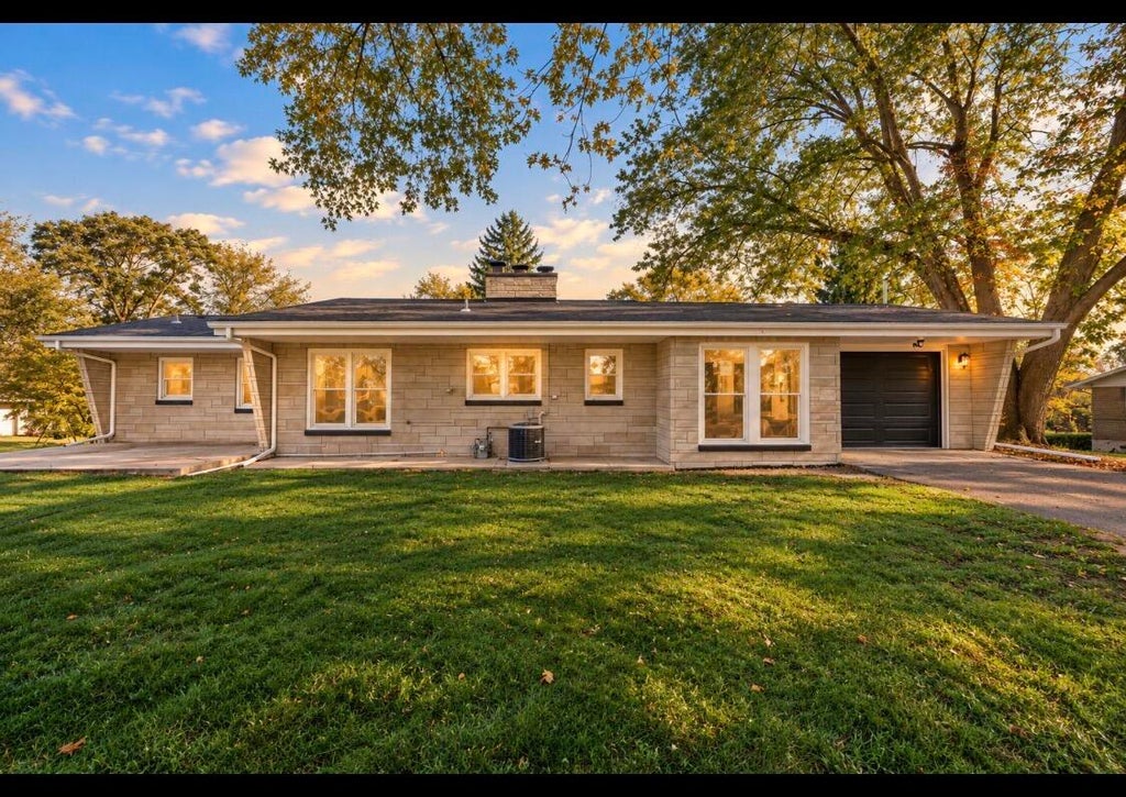 Photo of 1110 Edgewood Drive, Schererville, IN 46375 (MLS # 846905)