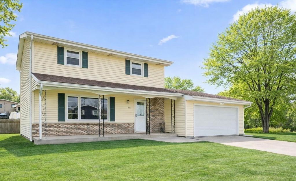 Photo of 947 Iroquois Drive, Crown Point, IN 46307 (MLS # 836813)