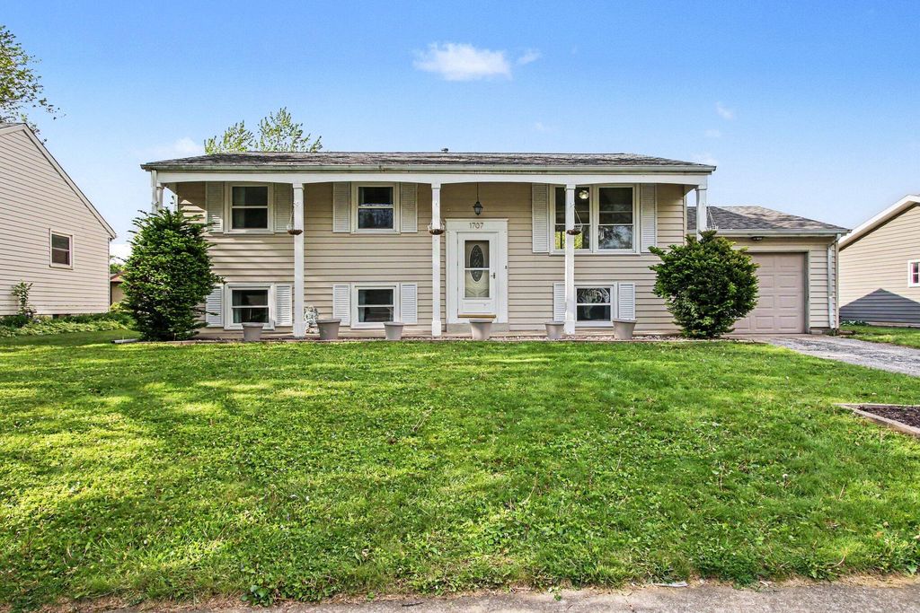 Photo of 1707 Peachtree Drive, Valparaiso, IN 46383 (MLS # 838506)