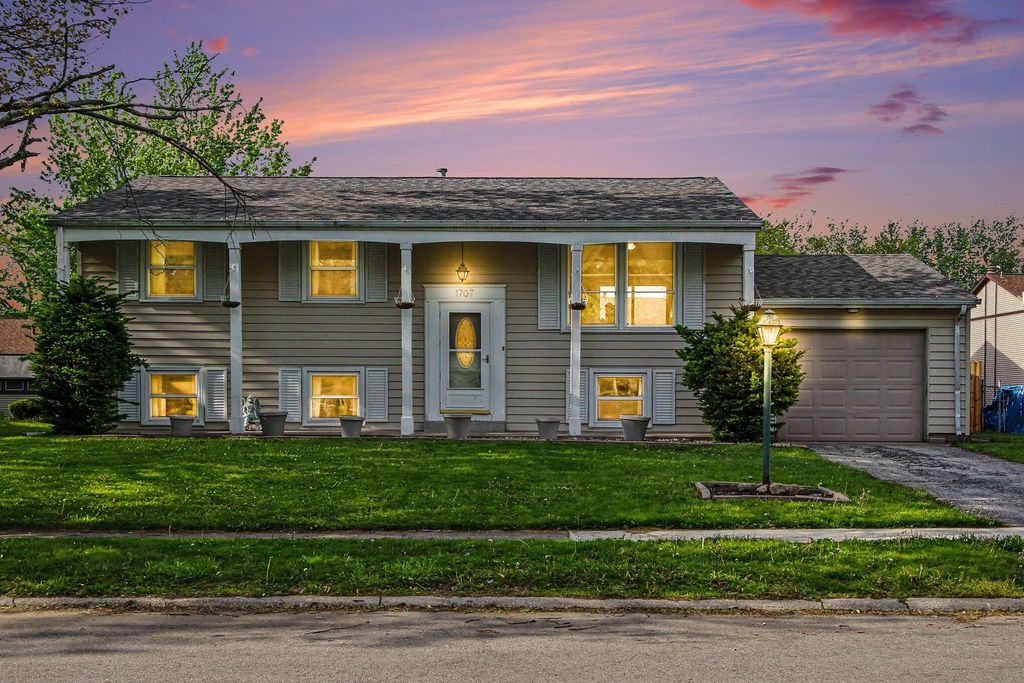 Photo of 1707 Peachtree Drive, Valparaiso, IN 46383 (MLS # 838506)