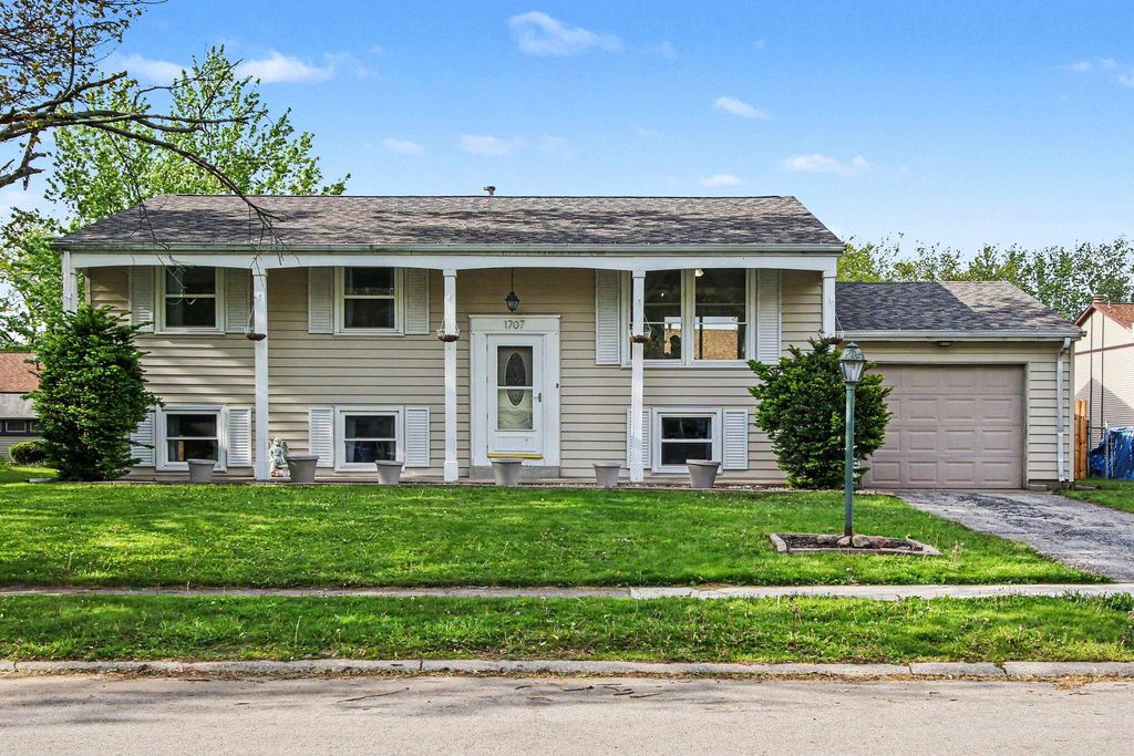 Photo of 1707 Peachtree Drive, Valparaiso, IN 46383 (MLS # 838506)