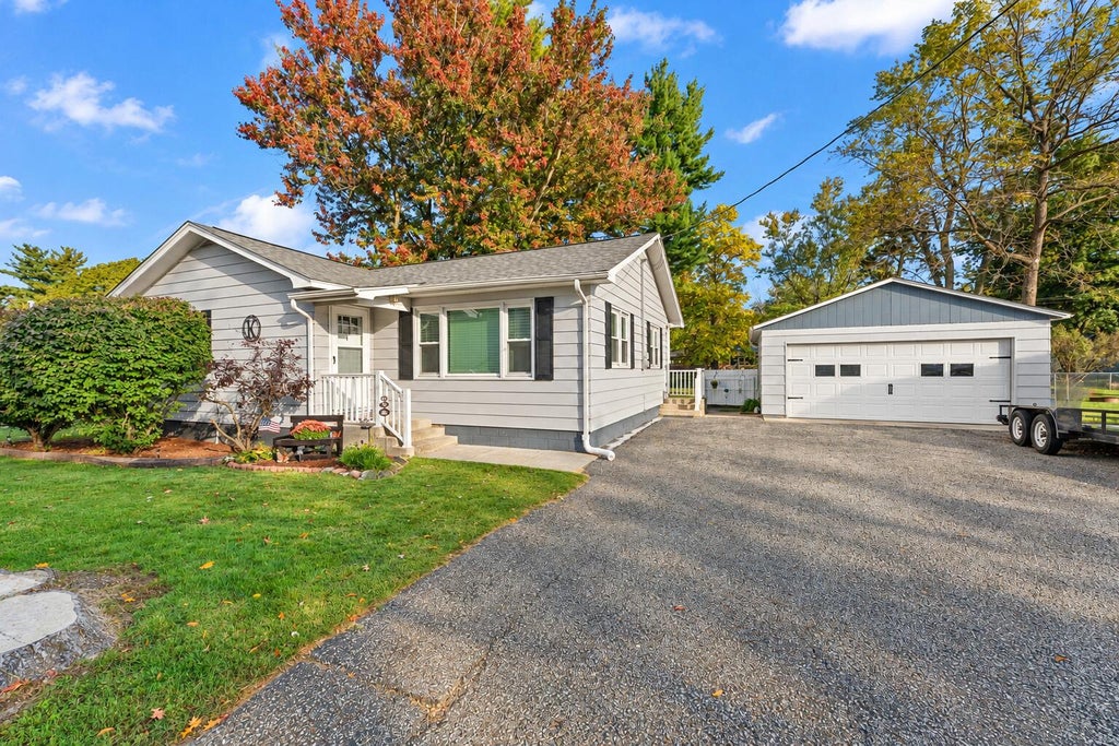 Photo of 402 W Daumer Road, Kouts, IN 46347 (MLS # 846530)