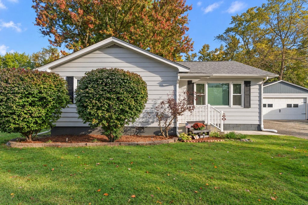 Photo of 402 W Daumer Road, Kouts, IN 46347 (MLS # 846530)