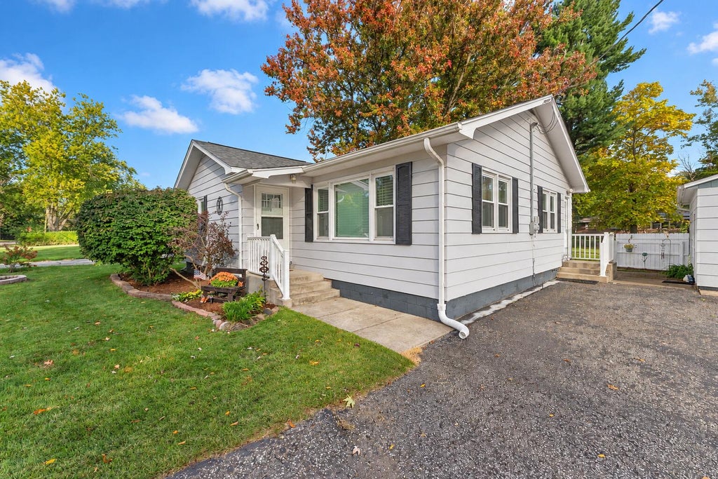 Photo of 402 W Daumer Road, Kouts, IN 46347 (MLS # 846530)