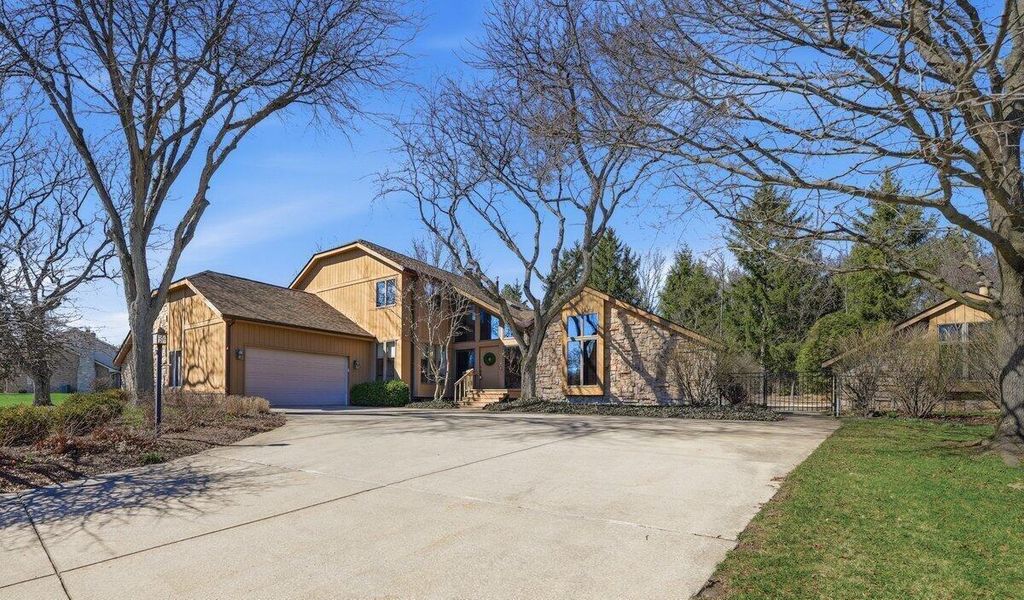 Photo of 505 Andover Drive, Valparaiso, IN 46383 (MLS # 835274)