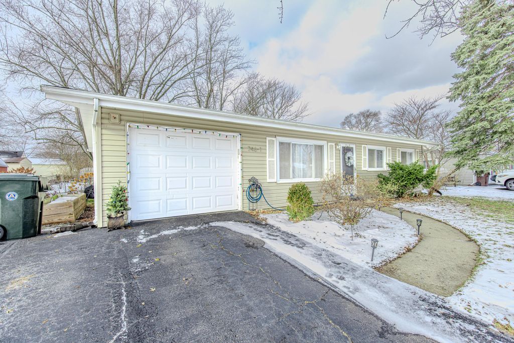 Photo of 746-1 Acadia Road, Valparaiso, IN 46385 (MLS # 831802)