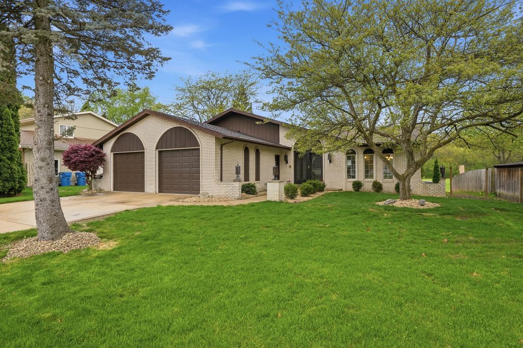 Photo of 2224 Robinhood Boulevard, Schererville, IN 46375 (MLS # 837900)