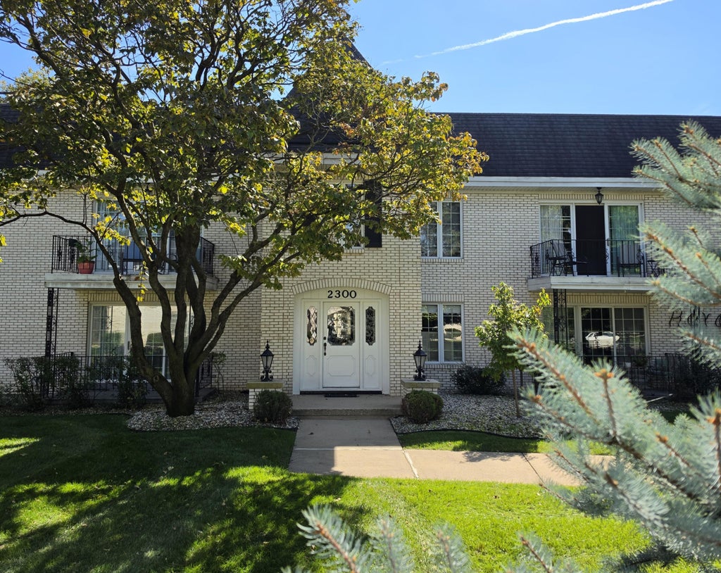 Photo of 2300 Bordeaux Walk #B2, Highland, IN 46322 (MLS # 846198)