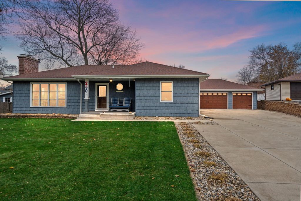 Photo of 240 W Greenwood Avenue, Crown Point, IN 46307 (MLS # 831375)