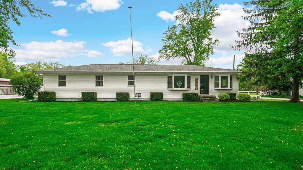 Photo of 746 W 700 N, Hobart, IN 46342 (MLS # 838541)