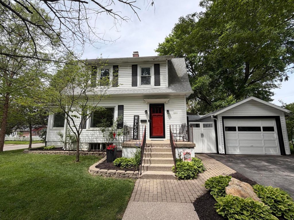 Photo of 601 Garfield Avenue, Valparaiso, IN 46383 (MLS # 839306)