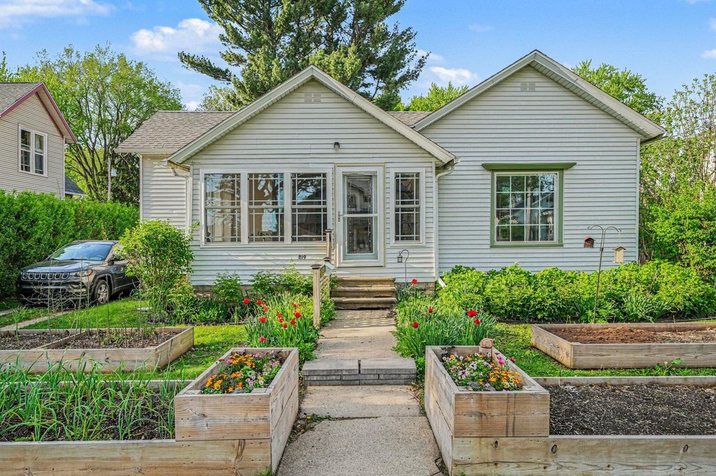 Photo of 819 E Jefferson Street, Valparaiso, IN 46383 (MLS # 837814)