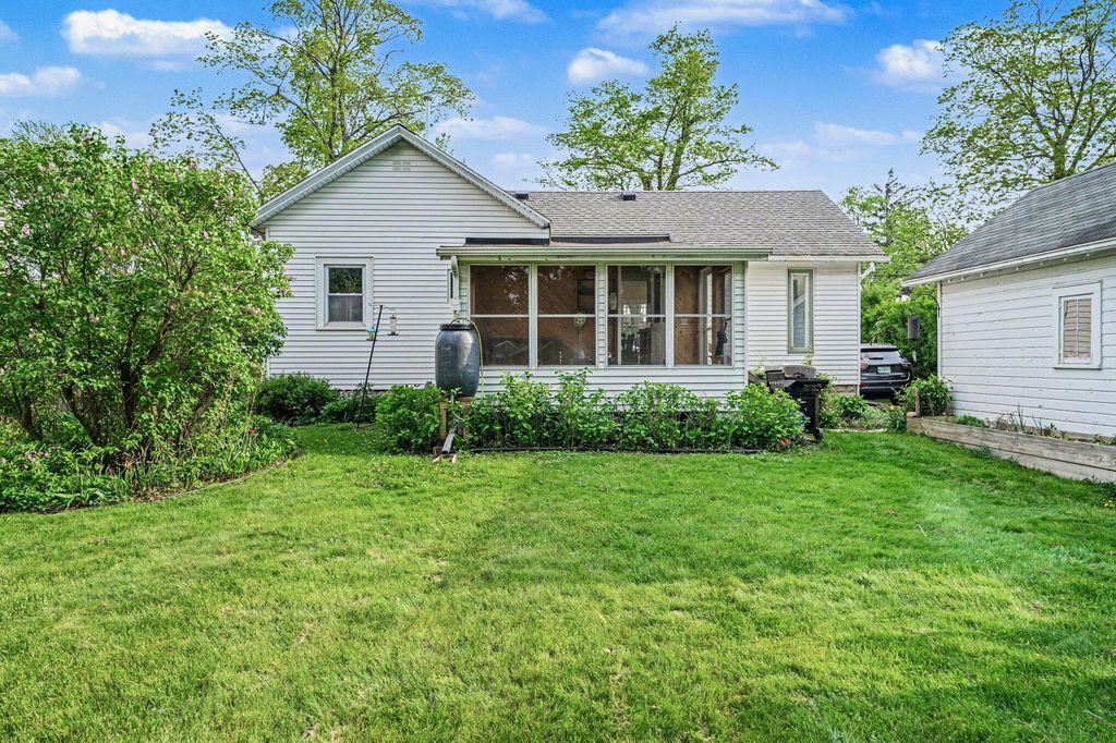 Photo of 819 E Jefferson Street, Valparaiso, IN 46383 (MLS # 837814)