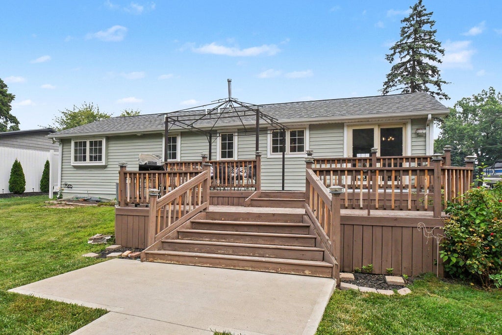 Photo of 11397 NE Wawasee Drive, Syracuse, IN 46567 (MLS # 843554)