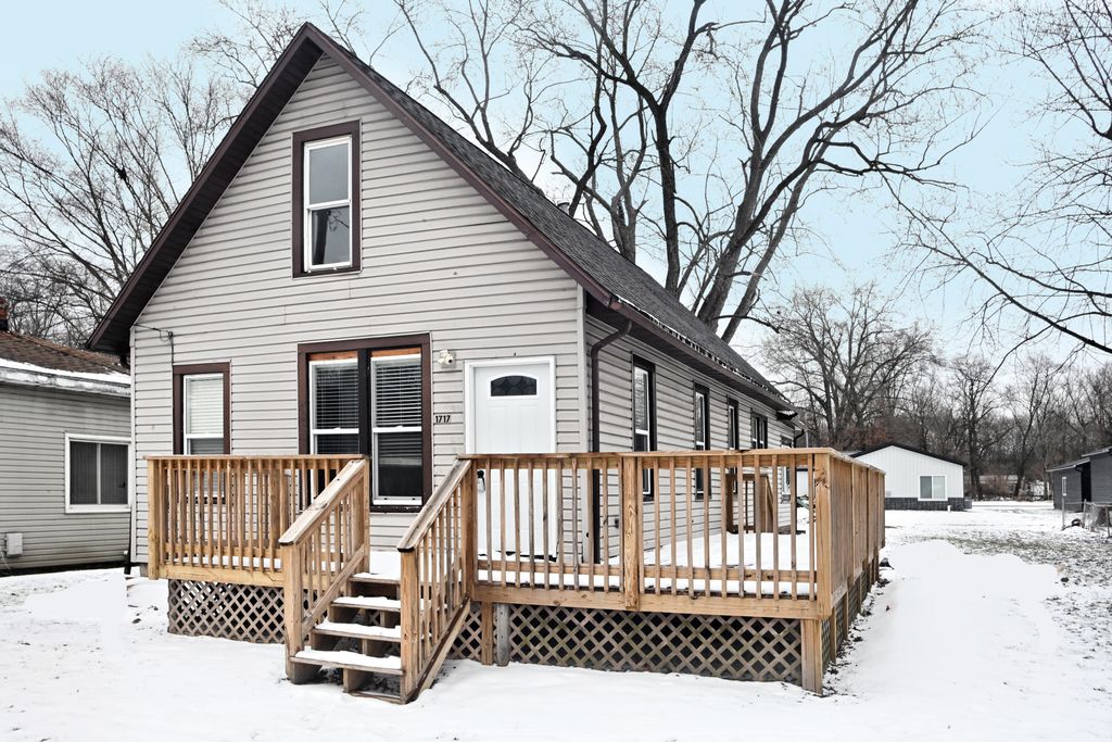 Photo of 1717 Crocker Street, Chesterton, IN 46304 (MLS # 832918)