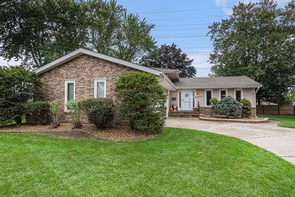 Photo of 8838 Madison Court, Munster, IN 46321 (MLS # 831223)