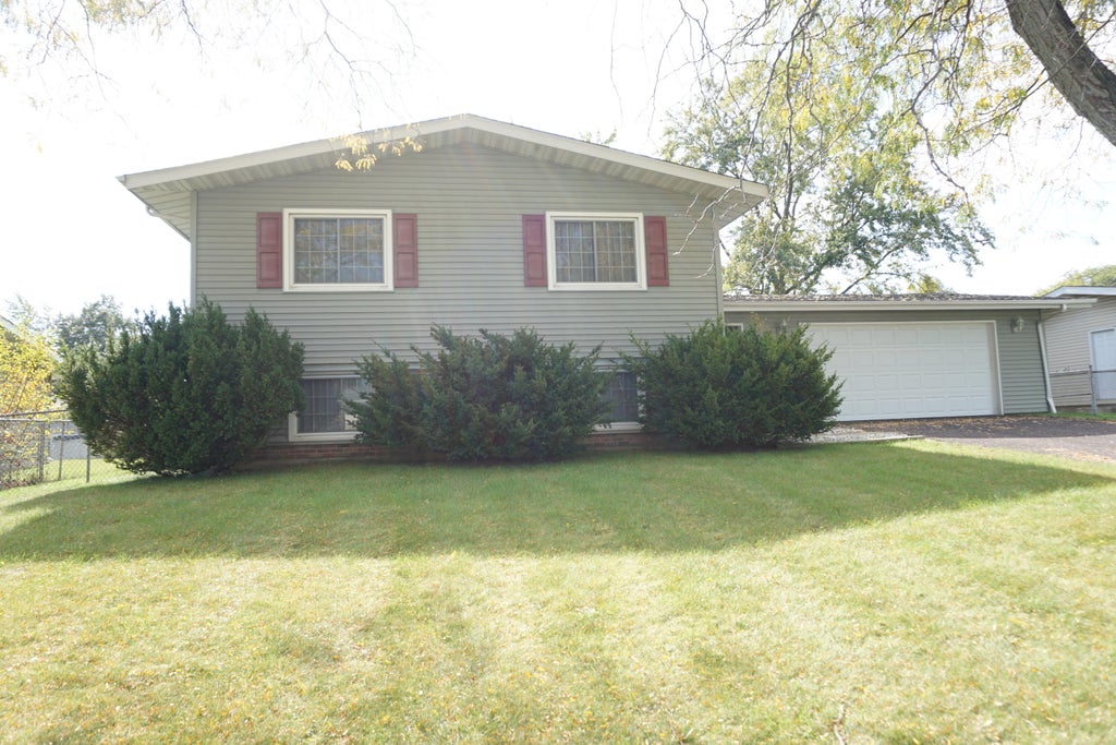 Photo of 420 Sassafras Drive, Valparaiso, IN 46385 (MLS # 846738)