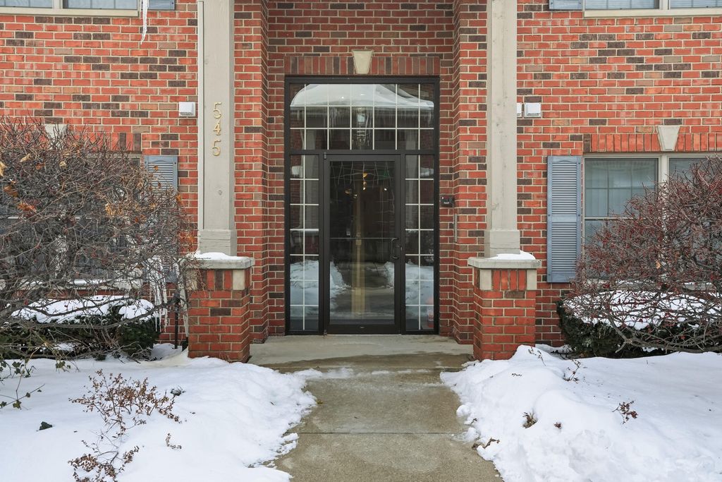 Photo of 545 Cambridge Court #1d, Munster, IN 46321 (MLS # 831715)