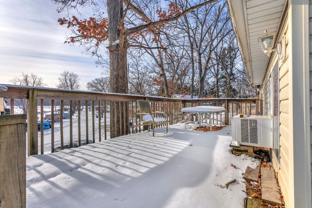 Photo of 576 Lake Eliza Gateway, Hebron, IN 46341 (MLS # 833404)